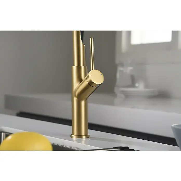 Imex Grifo de cocina flexible Sena - Oro/Negro - Primer plano de un elegante grifo de cocina dorado sobre una encimera blanca y limpia con indicadores de colores.