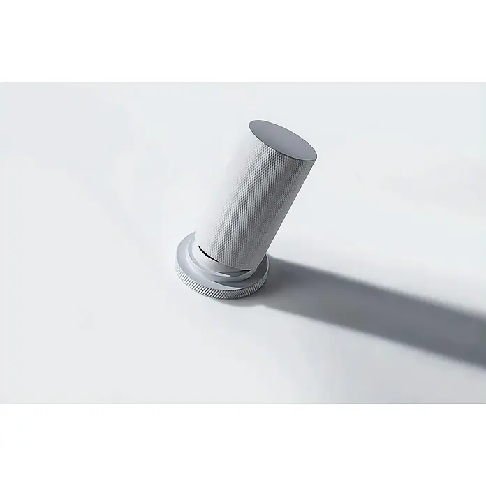 Imex Grifo de cocina Manacor - Blanco - Primer plano de un producto cilíndrico blanco con textura moleteada y base giratoria, sobre fondo blanco.
