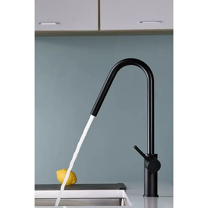 Imex Grifo de cocina Kenia - Negro - Grifo de cocina negro con chorro de agua y un limón al fondo, un accesorio de cocina elegante y moderno.