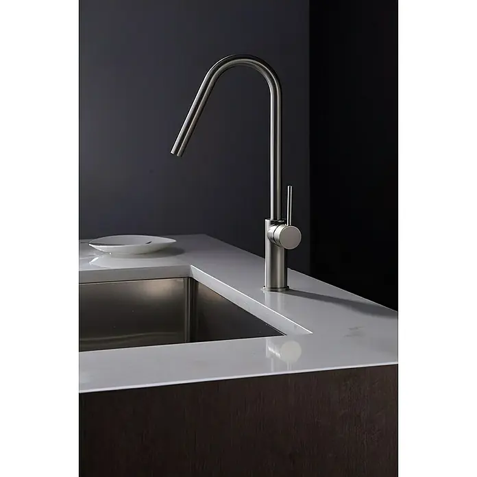 Imex Grifo de cocina Kenia - Níquel - Primer plano de un moderno grifo de cocina de acero inoxidable sobre una elegante encimera.