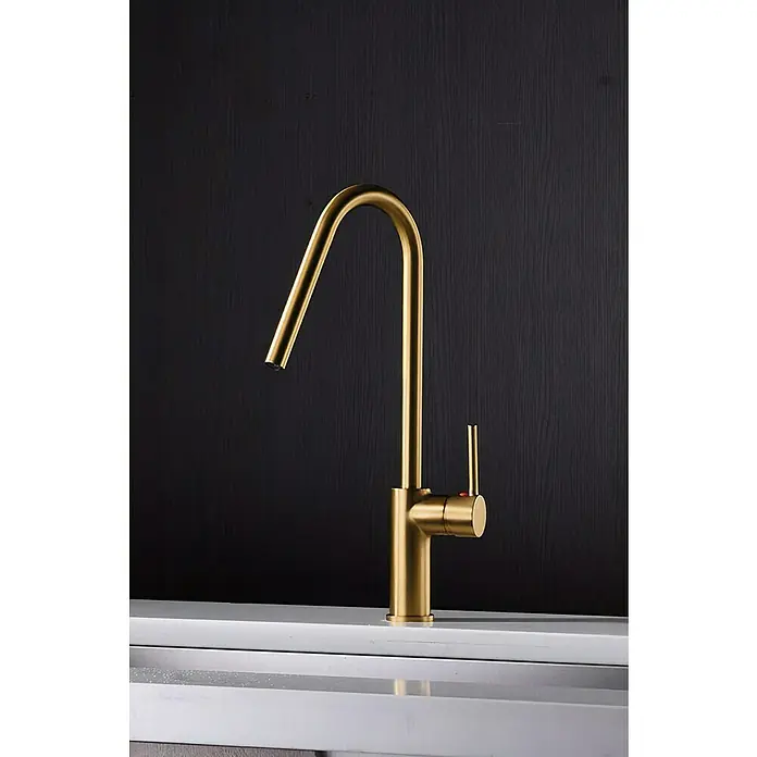 Imex Grifo de cocina Kenia - Oro - Elegante grifo de cocina dorado con caño curvo y mezclador monomando sobre fondo oscuro. Diseño elegante para cocinas modernas.