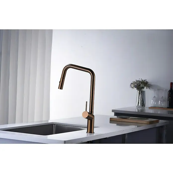 Imex Grifo de cocina extraíble Bonn - Oro rosa - Grifo de cocina con acabado en bronce sobre un fregadero, que combina diseño moderno con funcionalidad y añade un toque elegante a cualquier cocina.