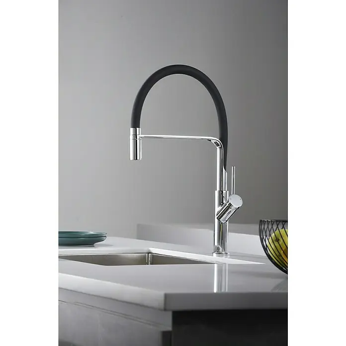 Imex Grifo de cocina flexible Sena - Cromo/Negro - Grifo de cocina moderno con caño curvo negro y base cromada, expuesto sobre una encimera luminosa.