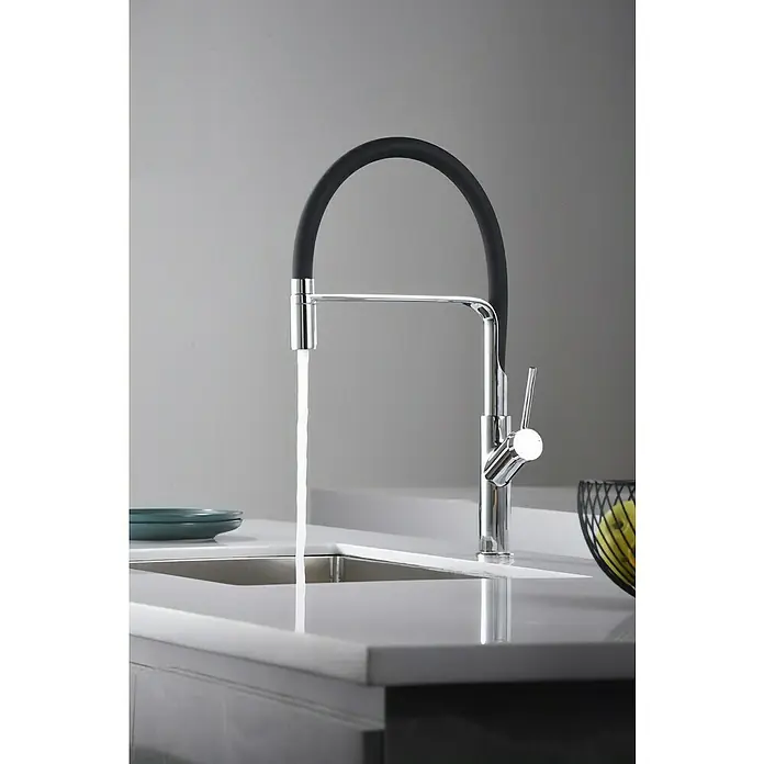 Imex Grifo de cocina flexible Sena - Cromo/Negro - Grifo de cocina moderno con cuello de cisne negro y acabado cromado brillante, agua fluyendo. Elegante y funcional para cualquier cocina.