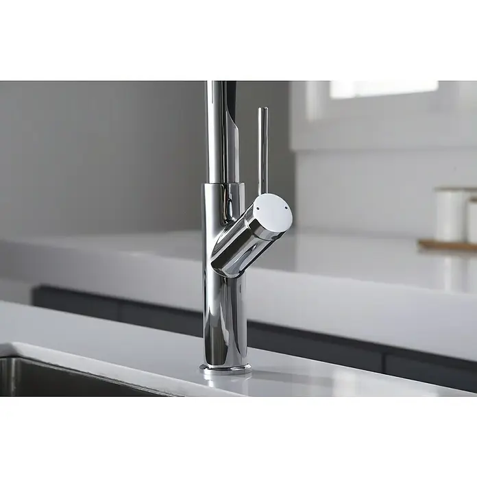 Imex Grifo de cocina flexible Sena - Cromo/Negro - Primer plano de un grifo de cocina cromado, moderno y brillante, con un mango elegante y un diseño elegante sobre un fondo luminoso.
