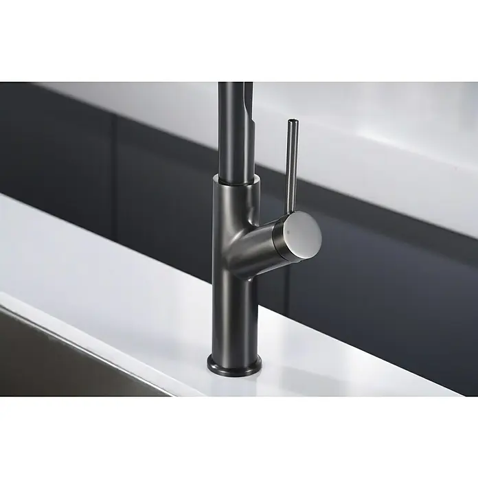 Imex Grifo de cocina flexible Sena - Black gun metal/Negro - Primer plano de un moderno grifo de cocina oscuro con un diseño elegante y líneas estilizadas, sobre una superficie brillante.