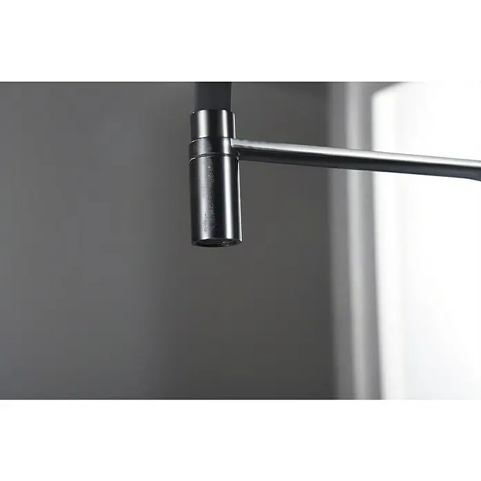 Imex Grifo de cocina flexible Sena - Black gun metal/Negro - Primer plano de un moderno grifo de cocina negro mate con caño giratorio, que combina elegancia y funcionalidad.
