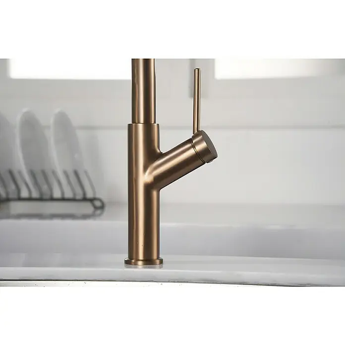 Imex Grifo de cocina flexible Sena - Oro rosa/Negro - Primer plano de un elegante grifo de cocina en tonos bronce sobre un fondo luminoso, destacando su diseño moderno y la alta calidad artesanal.