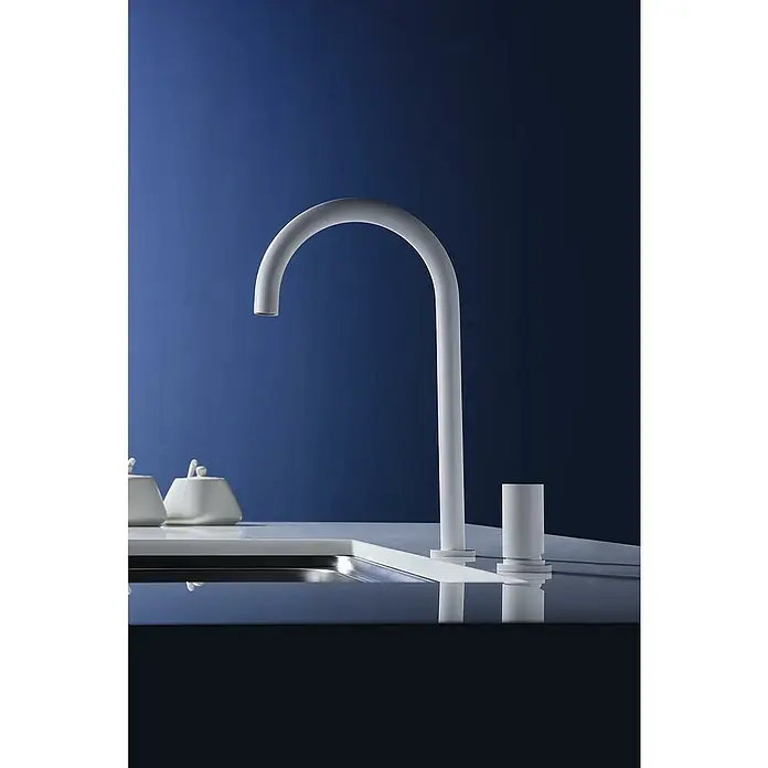 Imex Grifo de cocina Manacor - Blanco - Elegante juego de grifos blancos sobre un fondo azul intenso, un diseño minimalista ideal para cocinas y baños modernos.