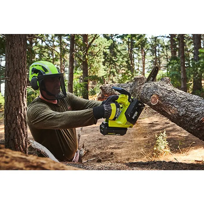Ryobi Max Power Akku-Kettensäge RY36THCSX30A - Li-Ionen, Ohne Akku, Schwertlänge: 30 cm - Ein Mann im Wald schneidet mit einer gelben Ryobi Akku-Kettensäge einen Baumstamm.