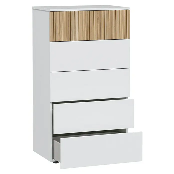 Cómoda Ethna - L x An x Al: 40 x 61 x 109 cm, Blanco Artik/Roble Natur, Número de cajones: 5 ud. - Toma de una cómoda blanca con detalles en madera y cuatro cajones, con el cajón inferior ligeramente abierto.