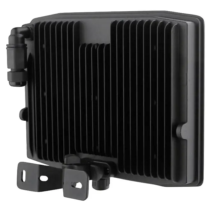 E2 elektro LED-Strahler Pro - 100 W, 11.000 lm, 6.000 K, IP65 - Nahaufnahme eines schwarzen LED-Flutlichts mit Kühlrippen und Montagewinkel, isoliert auf Schwarz.