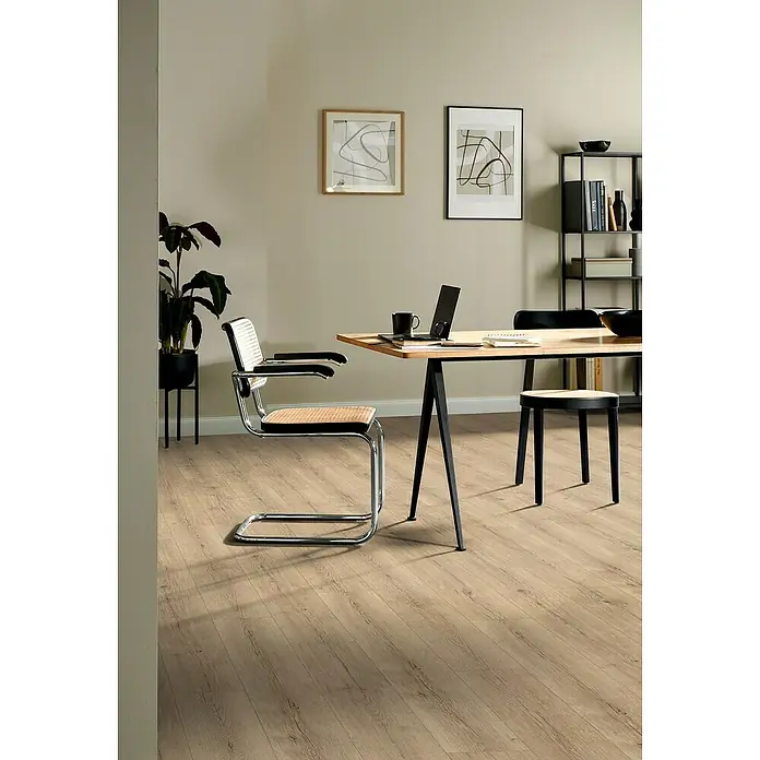 Laminat - Vitura Eiche, Landhausdiele, 1.292 x 193 x 7 mm - Innenaufnahme eines Arbeitsbereichs mit Holzboden, einem Schreibtisch mit Laptop und zwei Stühlen. An der Wand hängen zwei gerahmte Kunstwerke.