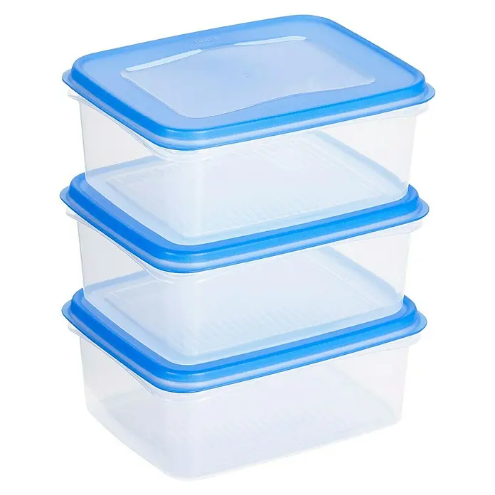 Sunware Gefrierdose Club Cuisine - 1,2 l, L x B x H: 17,5 x 14 x 7 cm, Farbe Deckel: Blau - Drei rechteckige, transparente Lebensmittelbehälter mit blauen Deckeln sind aufeinander gestapelt.