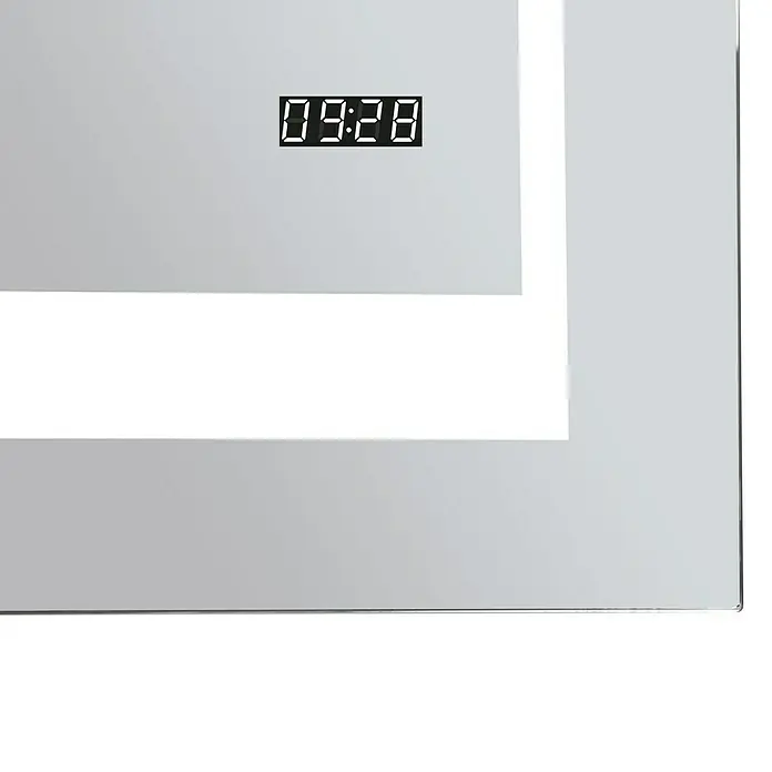 DSK Lichtspiegel Silver Futura - 140 x 70 cm - Detailaufnahme eines Spiegels mit integrierter Digitaluhr, die 09:28 anzeigt und von LED-Beleuchtung umgeben ist.
