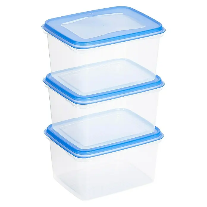 Sunware Gefrierdose Club Cuisine - 1,5 l, L x B x H: 17,5 x 14 x 9,5 cm, Farbe Deckel: Blau - Ein Stapel von drei transparenten Frischhaltedosen mit blauen Deckeln, ideal für die Aufbewahrung von Lebensmitteln.