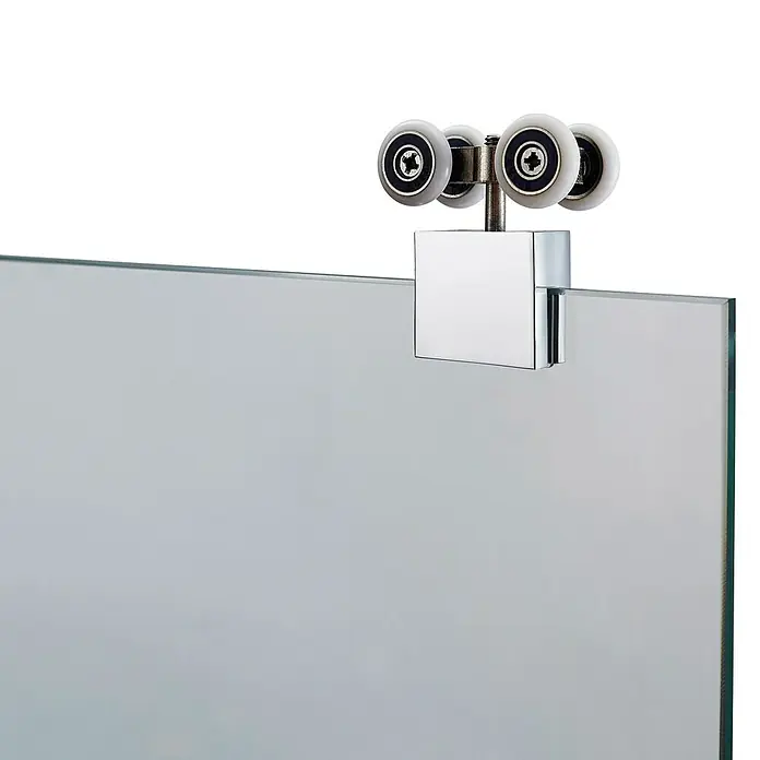 GME Mampara de ducha frontal Bypass - 140 x 190 cm, Anodizado, Espesor de vidrio: 6 mm, Plata brillo - Primer plano de un rodillo de cabina de ducha con cuatro ruedas sujeto a un panel de vidrio sobre un fondo negro.