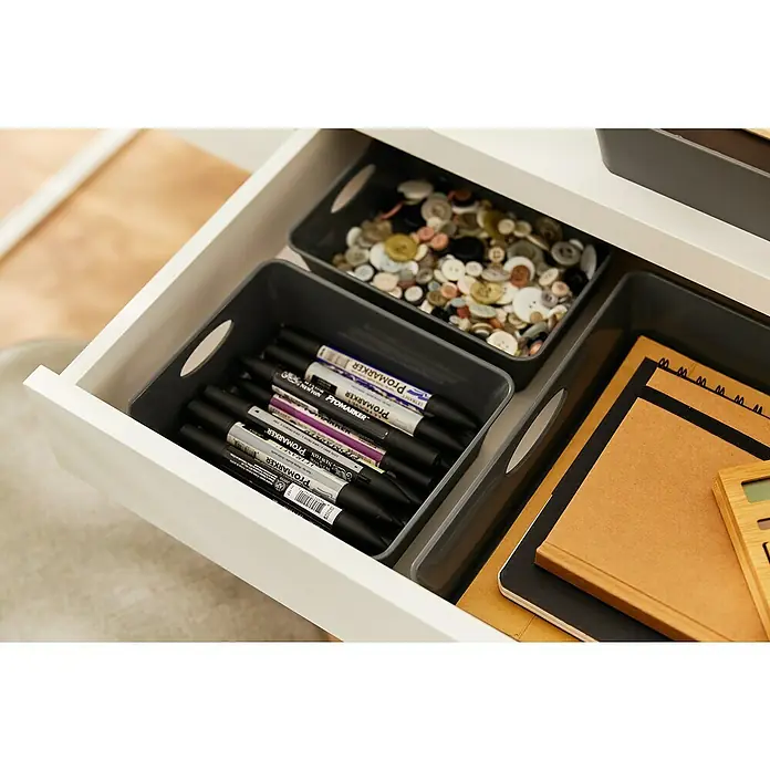 Rotho Aufbewahrungsbox Living - L x B x H: 14,6 x 11,4 x 6 cm, Kunststoff, Anthrazit - Schublade mit grauen Aufbewahrungsboxen, gefüllt mit Knöpfen, Stiften und Notizbüchern, die für Ordnung und Organisation sorgen.