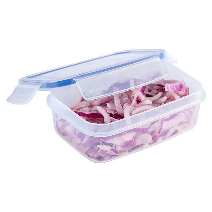 Sunware Frischhaltedose Basic - L x B x H: 15,6 x 11 x 5,6 cm, Transpatent - Frische, geschnittene rote Zwiebeln in einem transparenten Lebensmittelbehälter mit blauem Verschlussdeckel zur Aufbewahrung im Kühlschrank.