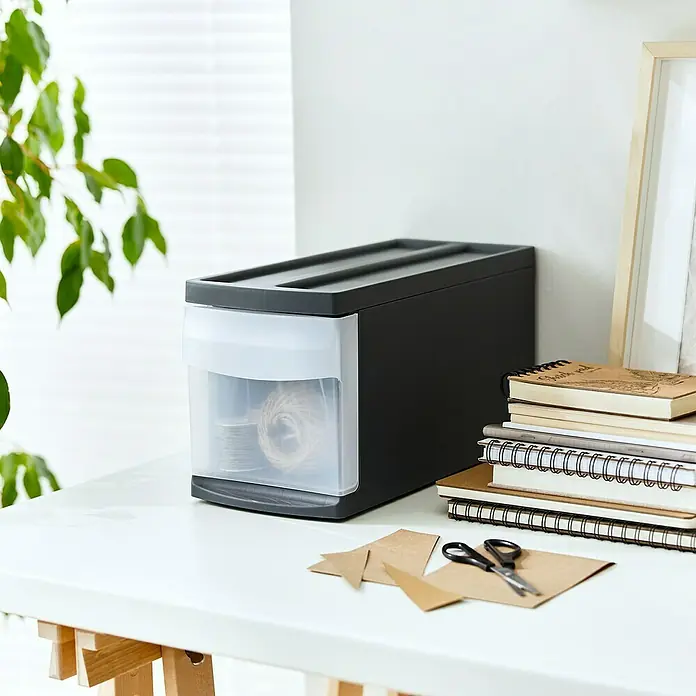 Rotho Schubladenbox Systemix S - L x B x H: 39,5 x 17 x 20,3 cm, Anthrazit, Anzahl Schubladen: 1 Stk. - Ein grauer Schubladen-Organizer aus Kunststoff mit transparentem Fach und diversen Büroartikeln auf einem weißen Tisch.