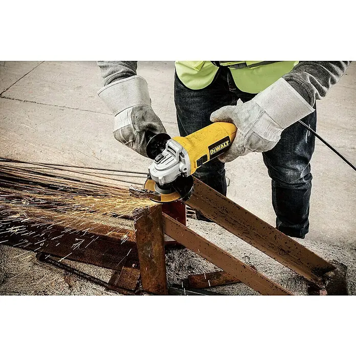 DeWalt Elektro-Winkelschleifer DWE4117-QS - 950 W, Durchmesser Scheibe: 125 mm, Leerlaufdrehzahl: 12.000 U/min - Ein Arbeiter benutzt einen gelben DeWalt Winkelschleifer, um Metall zu schneiden, wobei Funken fliegen und die robuste Konstruktion des Werkzeugs hervorsticht.