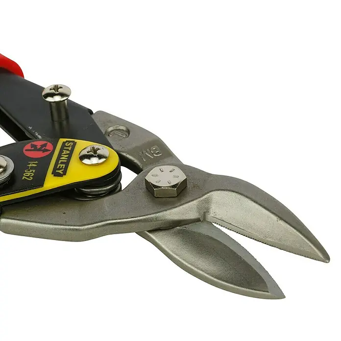 Stanley FatMax Tijeras para chapa - Acero - Primer plano de tijeras para hojalata Stanley con hojas serradas. Ideal para cortar chapa metálica.