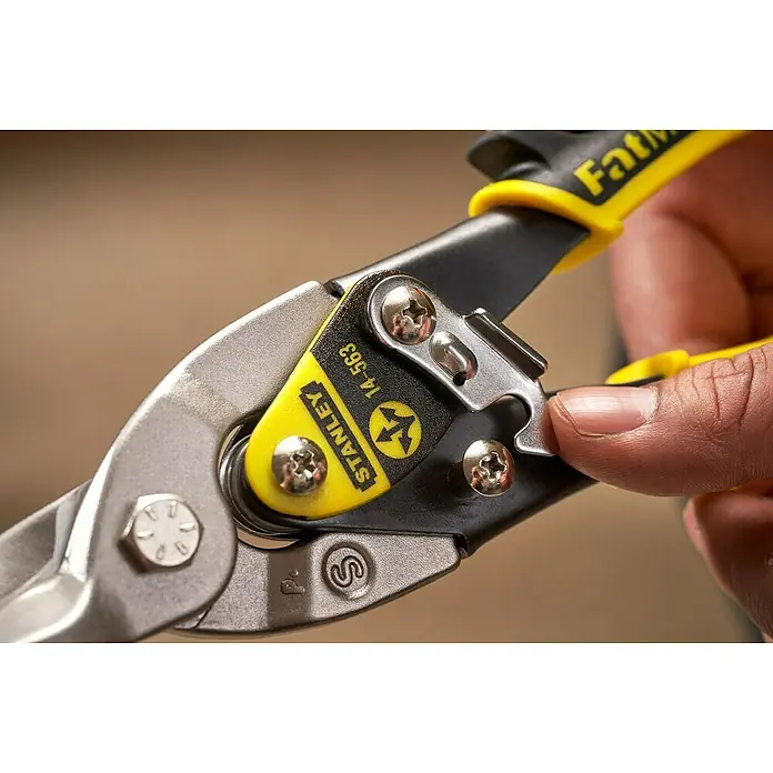 Stanley FatMax Blechschere - Länge: 250 mm, Schnittlänge: 1,2 mm, Gerade - Nahaufnahme einer Stanley Fatmax Blechschere mit gelben Griffen, die die Mechanik und Marke des Werkzeugs hervorhebt.