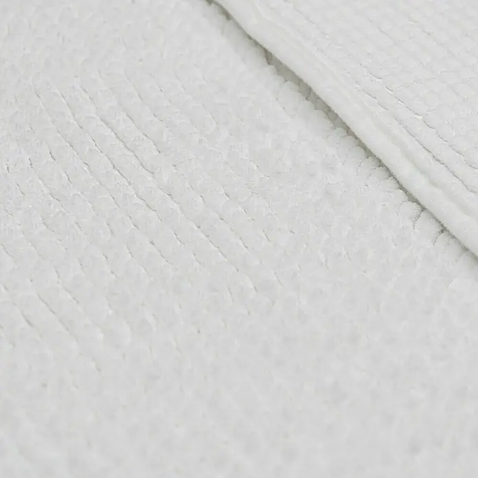 Camargue Badteppich Zottel - 50 x 80 cm, Weiß, 100% Polyester - Nahaufnahme eines weißen, flauschigen Handtuchs mit weicher Textur, das sich ideal für Bad und Entspannung eignet.