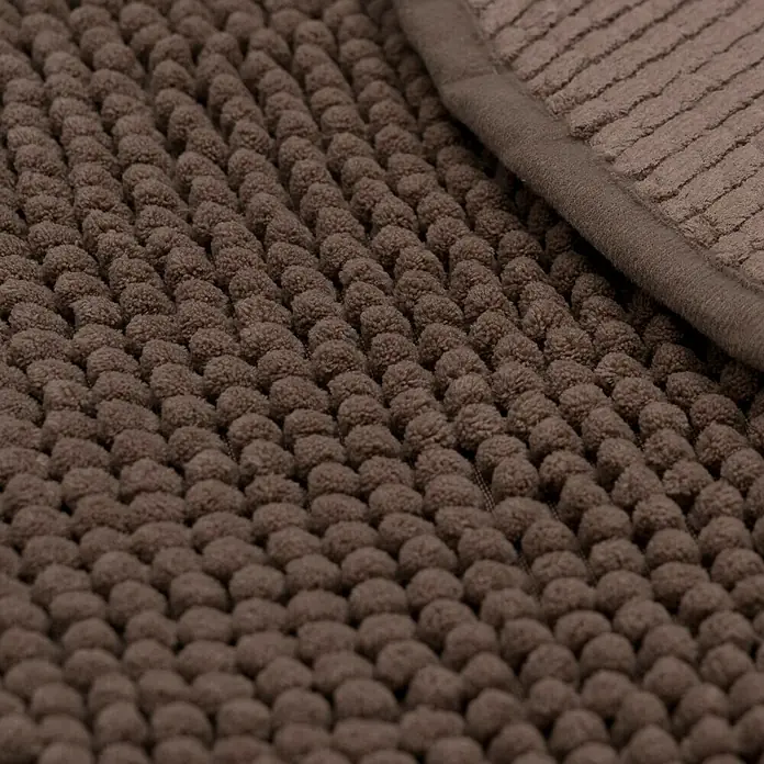 Camargue Badteppich Zottelino - 55 x 55 cm, Braun, 100% Polyester - Detailaufnahme einer braunen Badematte mit Noppenstruktur und einem schmalen Rand. Ideal für ein gemütliches Badezimmer.