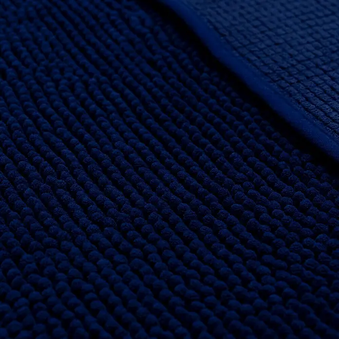 Camargue Badteppich Zottel50 x 80 cm, Marine, 100% Polyester - Nahaufnahme eines marineblauen Badteppichs mit Noppenmuster und verstärktem Rand, der für Komfort und Sicherheit im Badezimmer sorgt.