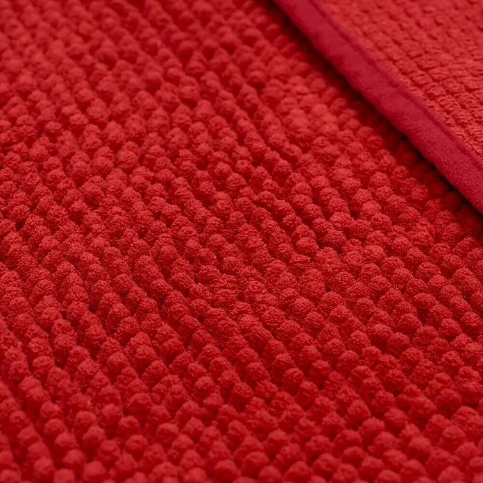 Camargue Badteppich Zottel50 x 80 cm, Rot, 100% Polyester - Nahaufnahme eines roten Chenille-Badezimmerteppichs mit strukturiertem Noppendesign und einer schmalen, farblich abgestimmten Bordüre.