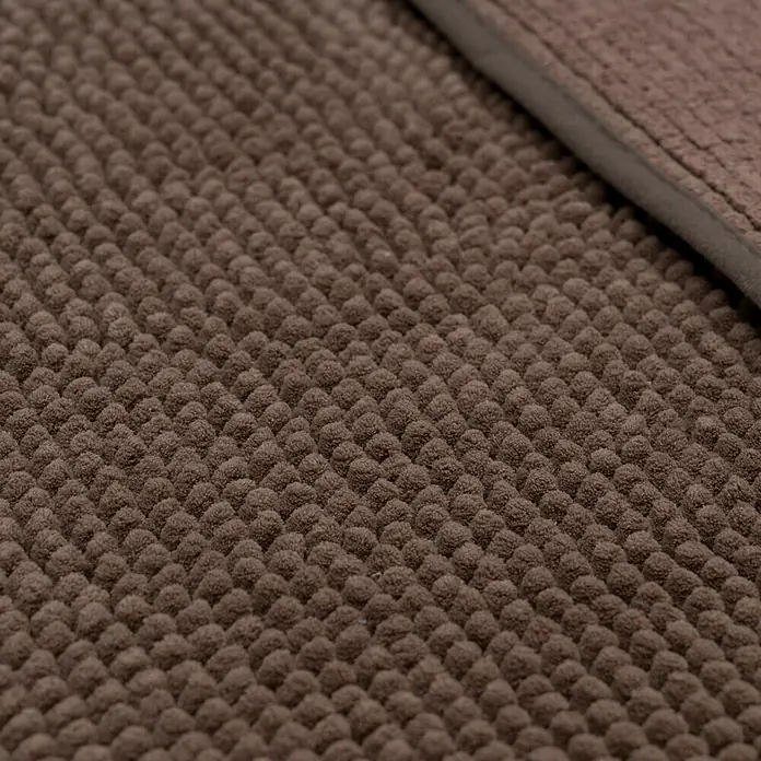 Camargue Badteppich Zottel - 50 x 80 cm, Braun, 100% Polyester - Nahaufnahme eines flauschigen, braunen Badvorlegers mit Noppenstruktur und einem grauen Rand. Perfekt für ein gemütliches Badezimmer.