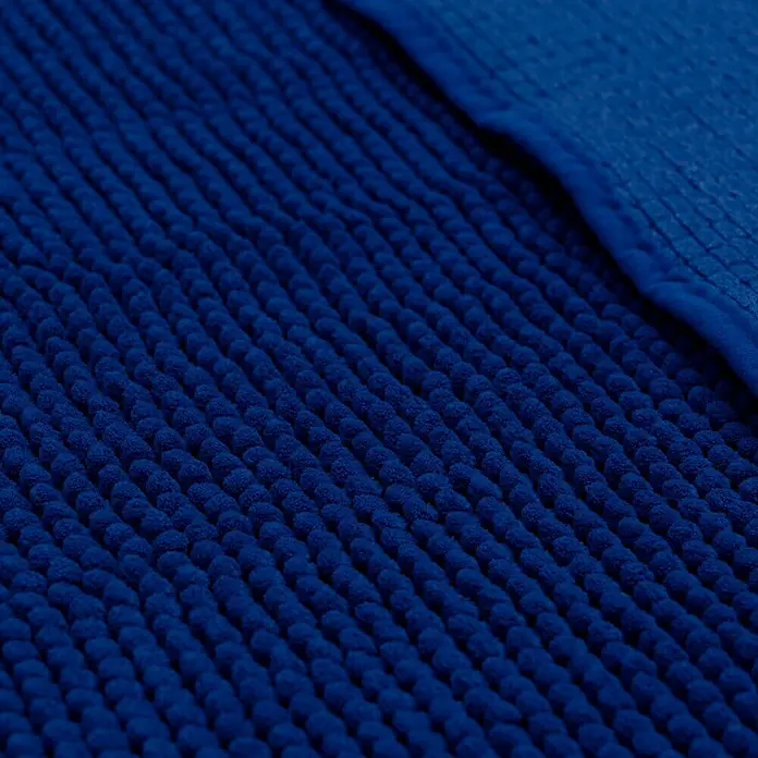 Camargue Badteppich Zottel - 50 x 80 cm, Dunkelblau, 100% Polyester - Nahaufnahme einer blauen Badematte mit Noppenstruktur, die eine weiche und saugfähige Oberfläche für den täglichen Gebrauch im Badezimmer bietet.