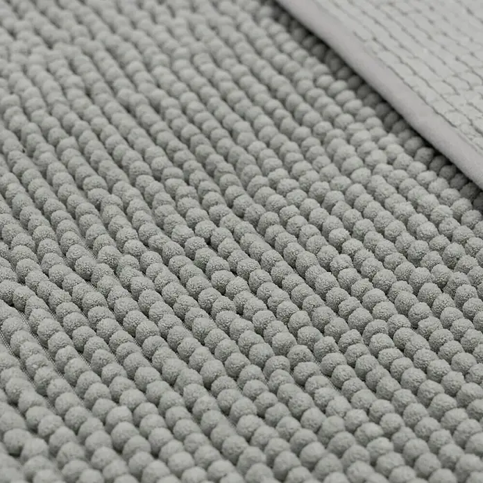 Camargue Badteppich Zottel - 50 x 80 cm, Manhattan, 100% Polyester - Detailaufnahme einer flauschigen, hellgrauen Badematte mit Noppenstruktur, die für Komfort und Sicherheit sorgt.