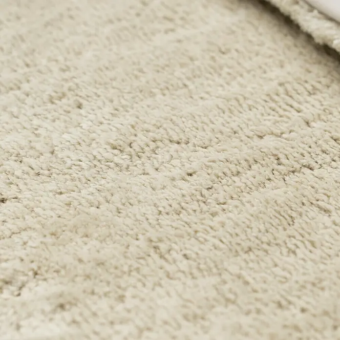 Camargue Badteppich Wuschel - 90 x 60 cm, Beige - Nahaufnahme eines beigen Badteppichs, der eine weiche und einladende Textur aufweist. Ideal für Badezimmerböden.