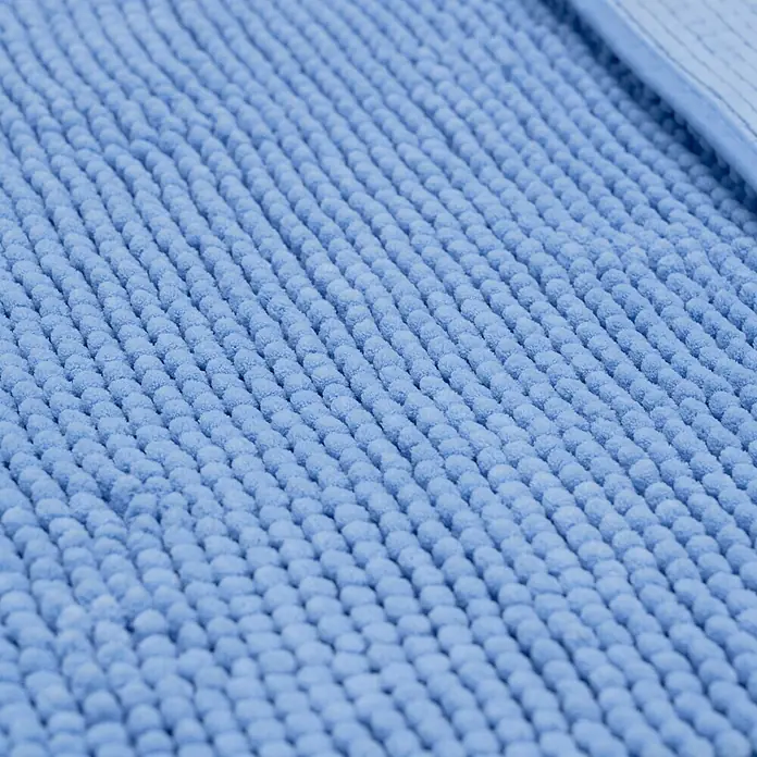 Camargue Badteppich Zottel - 50 x 80 cm, Blau, 100% Polyester - Nahaufnahme einer hellblauen Badematte mit Noppenstruktur, die für Komfort und Rutschfestigkeit im Badezimmer sorgt.