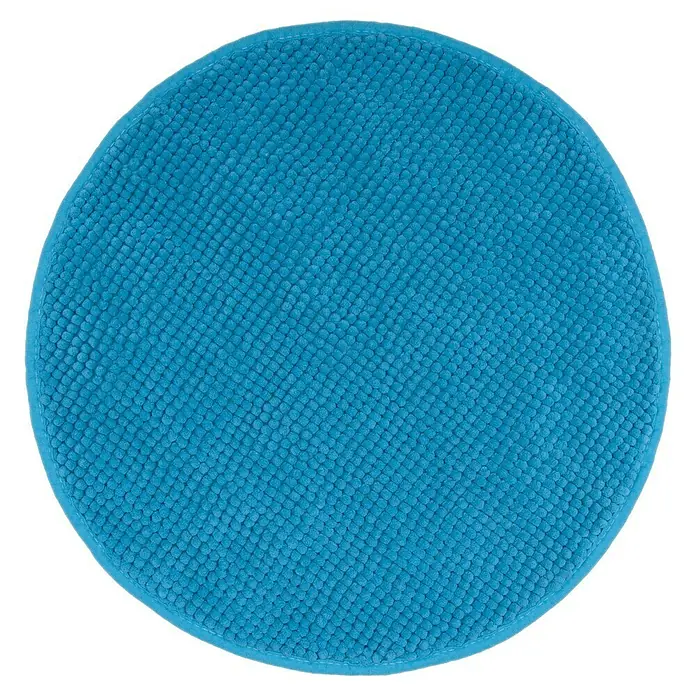 Camargue Badteppich Zottelino - 55 x 55 cm, Türkis, 100% Polyester - Nahaufnahme eines runden, hellblauen Badteppichs mit Noppenstruktur auf schwarzem Hintergrund.