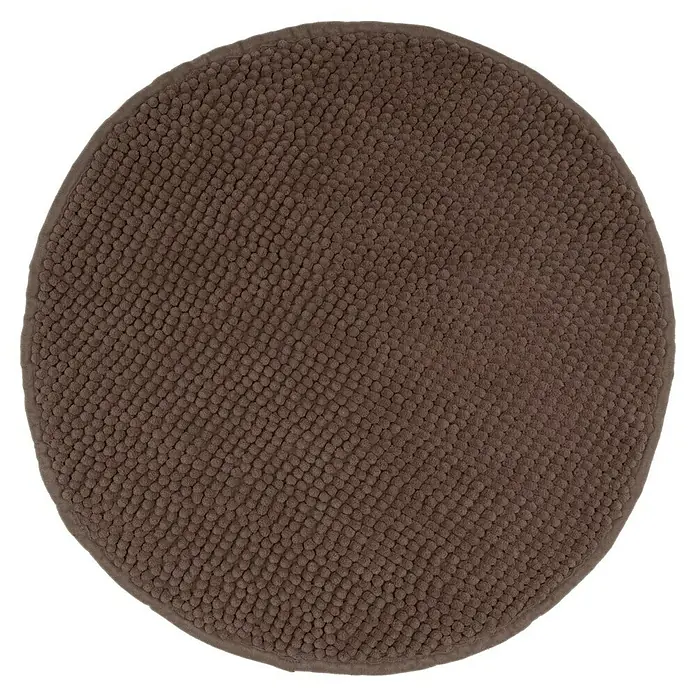Camargue Badteppich Zottelino - 55 x 55 cm, Braun, 100% Polyester - Brauner runder Badteppich mit Noppenstruktur vor schwarzem Hintergrund. Der Teppich ist weich und saugfähig.
