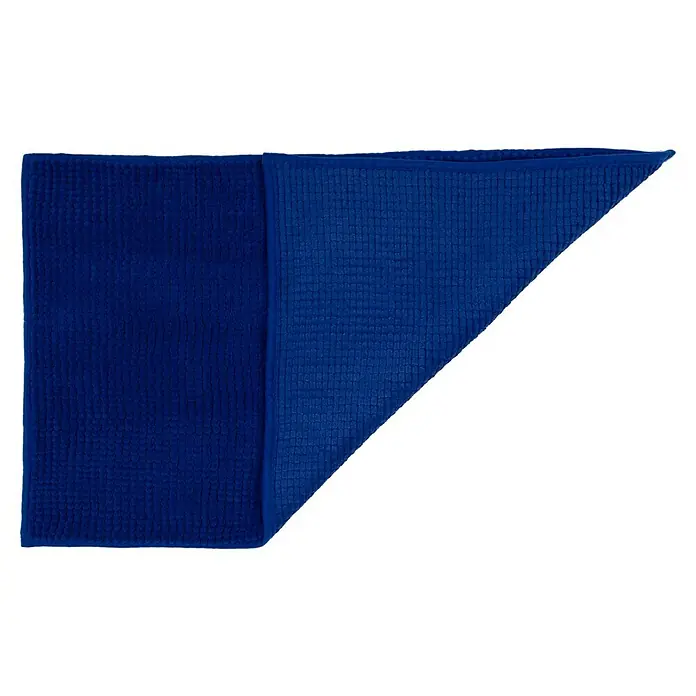 Camargue Badteppich Zottel - 50 x 80 cm, Dunkelblau, 100% Polyester - Nahaufnahme eines marineblauen Badteppichs mit strukturierter Oberfläche, teilweise gefaltet, auf schwarzem Hintergrund.