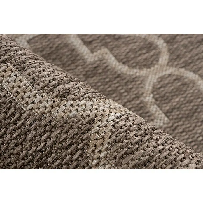 Outdoor-Teppich Casa - Taupe, 150 x 80 cm, 100 % Polypropylen - Nahaufnahme eines beigen Outdoor-Teppichs mit einem komplizierten Webmuster und einer gerollten Kante, der seine robuste Textur hervorhebt.