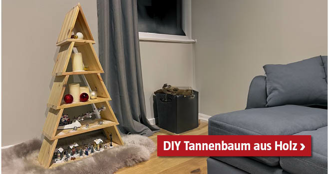 Selbstgemachter Tannenbaum aus Holz, weihnachtlich geschmückt, im Wohnzimmer