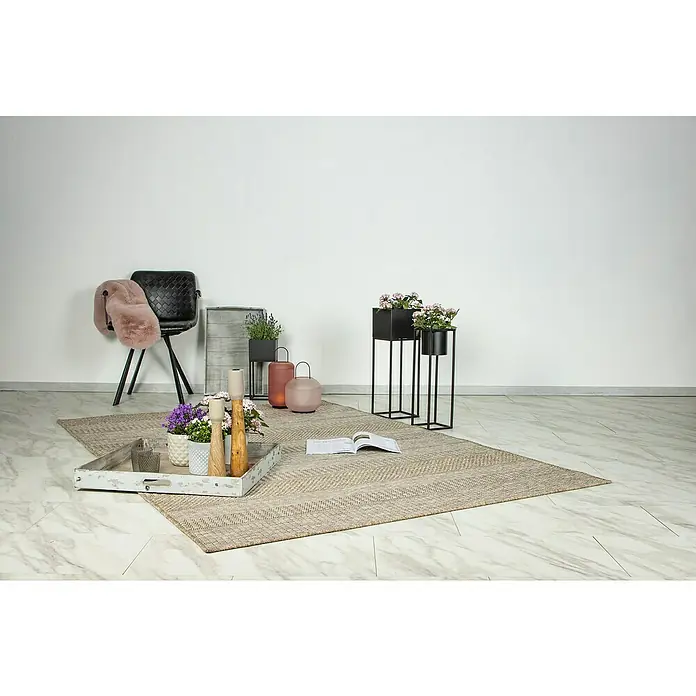 Outdoor-Teppich Costa 303 - Nature, 230 x 160 cm - Einrichten mit Teppich, Stuhl und Deko-Elementen: Stilvolle Wohnraumgestaltung mit Pflanzen, Leuchten und Tablett.