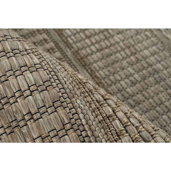Outdoor-Teppich Costa 303 - Nature, 230 x 160 cm - Detailaufnahme eines gewebten Teppichs mit braunen und schwarzen Farbtönen, der eine feine Textur und handwerkliche Qualität zeigt.