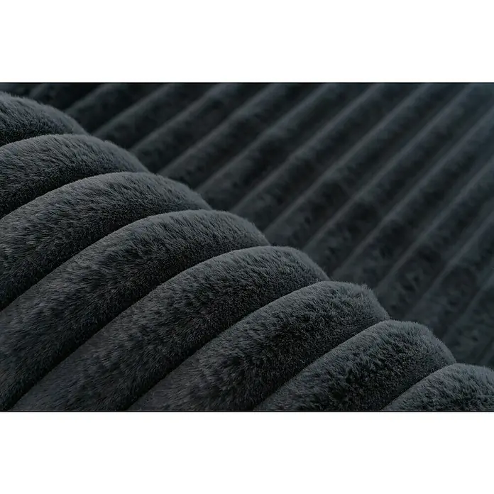 Hochflorteppich Plush - Graphite, 230 x 160 cm, 100 % Polyester - Nahaufnahme von geripptem, dunkelgrauem Kunstfellstoff. Der Stoff hat eine weiche, plüschartige Textur und eine elegante Optik.