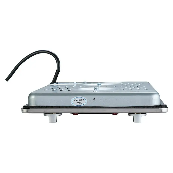PKM Kochfeld EB-DKF-2 - Edelstahl, Anzahl Normalkochstellen: 2 Stk. - Seitenansicht einer silbernen elektronischen Box mit einem schwarzen Kabel, einem Etikett und Standfüßen.