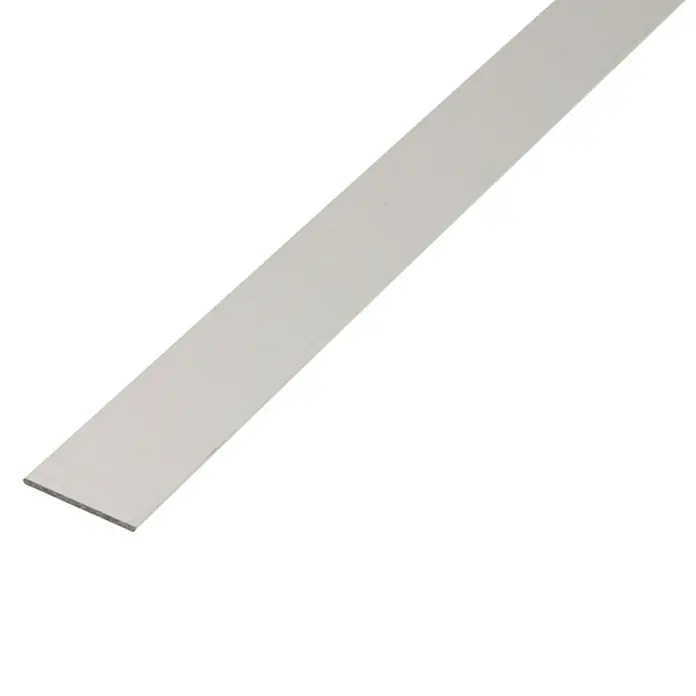 Alberts Perfil plano - L x An x Es: 2.600 x 50 x 2 mm, Aluminio, Plateado - Listón de plástico blanco sobre fondo negro, perfecto para proyectos de bricolaje y decoraciones. Versátil y fácil de instalar.