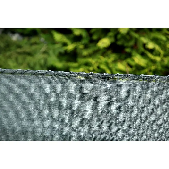 Sichtschutz - 500 x 100 cm, Kunststoff, Anthrazit - Nahaufnahme eines grünen Maschendrahtzauns mit unscharfem Hintergrund. Das Produkt bietet Privatsphäre und Windschutz im Garten.