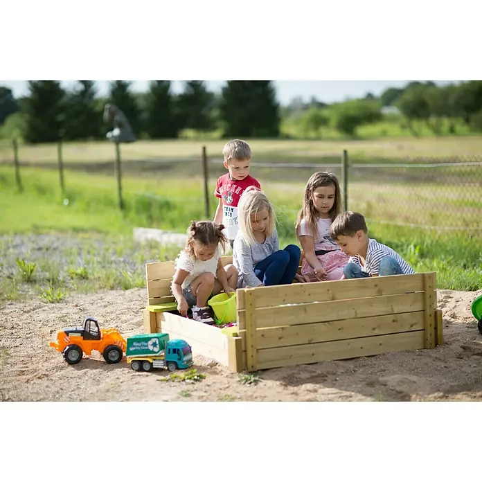 Wendi Toys Sandkasten Deluxe - 120 x 120 x 25 cm, Holz, Natur/Grün - Kinder spielen in einem hölzernen Sandkasten, während Spielzeugautos daneben stehen.