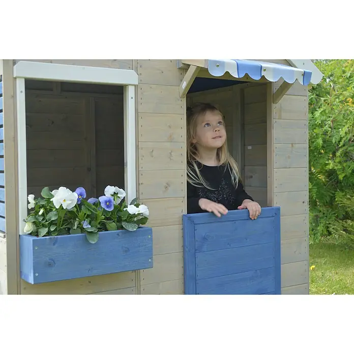 Wendi Toys Spielhaus Delfin - Holz, Natur/Blau - Mädchen spielt in einem charmanten Spielhaus mit blauen Akzenten und Blumenkasten, das zum fantasievollen Spielen einlädt.