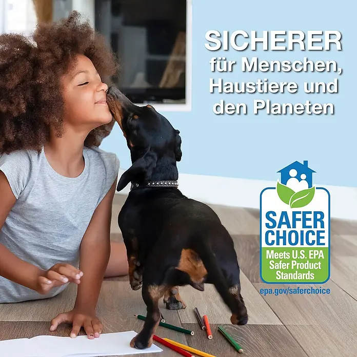 Bona Pet System Reinigungsmittel Tiefenreiniger für Hartböden - 1 l, Flasche mit Sprühkopf - Ein Mädchen mit Afro-Haaren wird von einem Dackel auf die Wange geküsst. Das "Safer Choice"-Logo betont Sicherheit für Mensch und Tier.